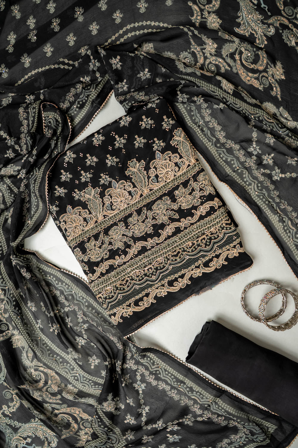 UN9034-RTC-551511 Black Unstitched Suit embroidery detail