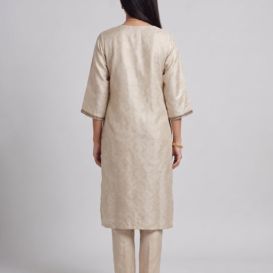 Monochrome Muse Tussar Shimmer Readymade Kurta And Pant With Tissue Dupatta - back